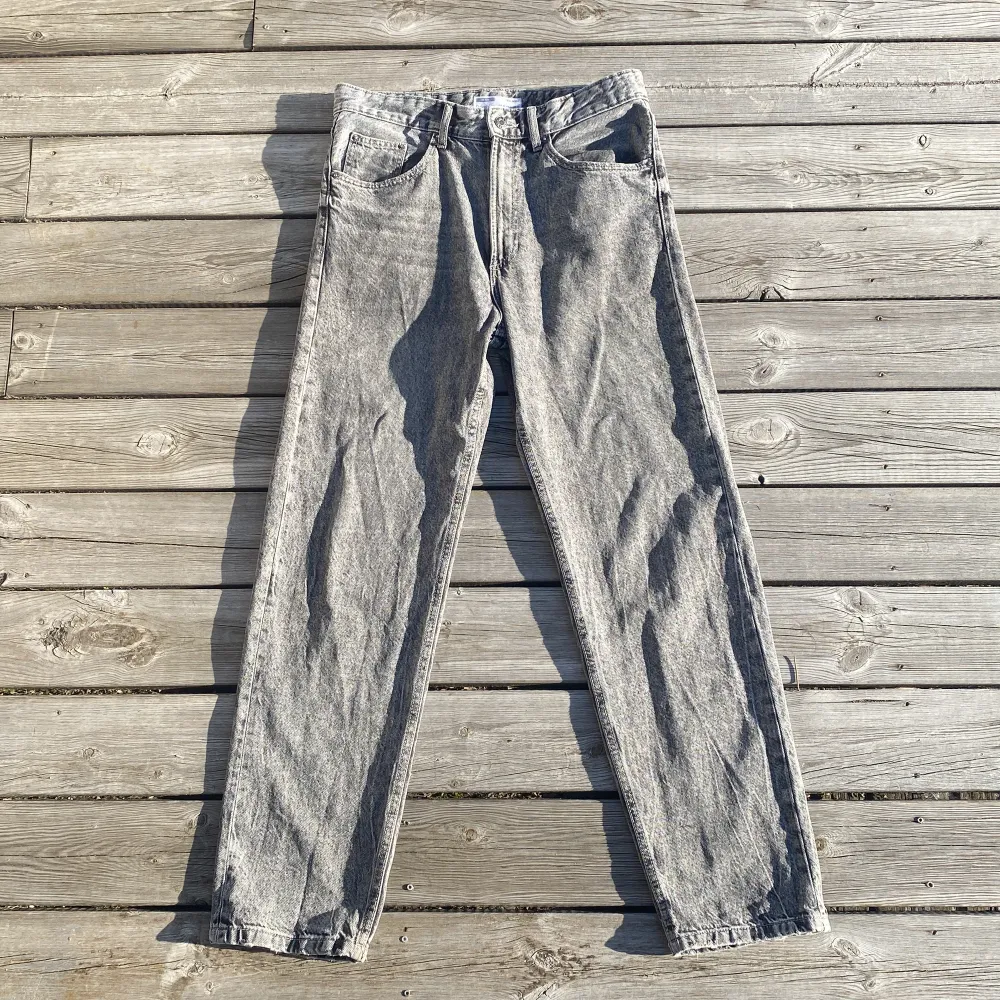 Säljer dessa jeans från Bershka i modellen 90’s wide. Gråa med en nice wash. Ändå defekten är att läderlappen är trasig men det är inget man tänker på. Köparen står för frakten🙌. Jeans & Byxor.