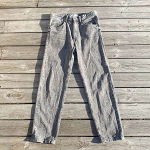 Gråa jeans - Säljer dessa jeans från Bershka i modellen 90’s wide. Gråa med en nice wash. Ändå defekten är att läderlappen är trasig men det är inget man tänker på. Köparen står för frakten🙌