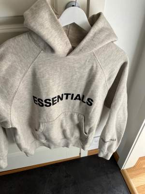 fear of god essentials hoodie i färgen oatmeal, väldigt sparsamt använd, nypris mellan 1600-2000kr ✨ pris kan absolut diskuteras🥰