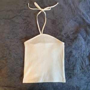 vitt linne - Säljer denna fina linnet som man knyter runt nacken. Storlek s från stradivarius. Den är använd max 2 ggr så i nyskick! 