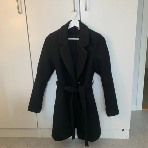 Kappa - Säljer nu min kappa från H&M! Den är i fint skick då jag köpte den förra året och använt bara några gånger. Den är i storlek S, köpt för 800kr o säljer den för 400kr. Skriv för fler bilder om du är intresserad😊