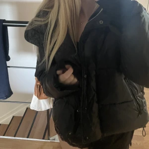 Vinter jacka från gap - Snygg tjock vinterjacka från gap. Köpt för ca 1300 och sparsamt använd❤️finns ett pyttelitet hål men verkligen inget som syns eller påverkar jackan