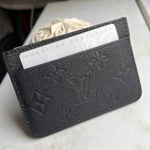 (Fake) Kort hållare i från louis vuitton i materialet  Monogram Empreinte Leather. I jätte bra skick samt väldigt bra material.  Kan sälja den för 550 kr om det är vid snabbköp. 