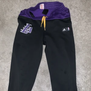 Basket byxor  - Nyskick lalakers mjukis 