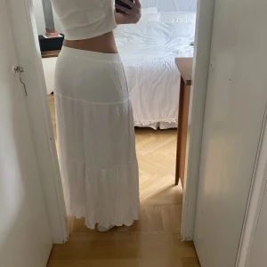 Vit långkjol - Super skön och fin kjol i linne liknande material som knappt är använd. Säljer då jag råkade köpa två stycken, älskar min egna🥰