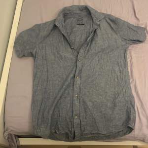 En skjorta som har använt en gång men den va för liten 
