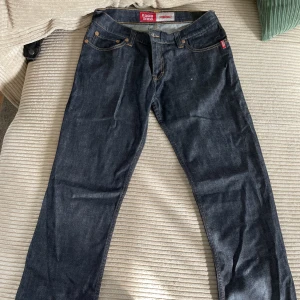 Lågmidjade jeans  - Köpte dessa för något år sedan men aldrig använt! Storlek 36 Säljer dessa nu för dem ej kommer till användning men dem är väldigt smygga och bra kvalite! Dessa har en låg mista och utsvängda längs ner!