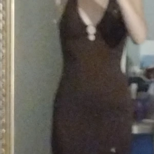 H&M klänning - snygg h&m passformen är tajt fast sitter bra på mig som är 171 cm. säljer pga inte kommer te användning