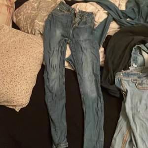 Ett par lager 157jeans och dessa var ett väldigt omtyckt par hos mig, skrynkliga på bilden men går att stryka dem👍skinny jeans! 