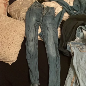 Jeans  - Ett par lager 157jeans och dessa var ett väldigt omtyckt par hos mig, skrynkliga på bilden men går att stryka dem👍skinny jeans! 