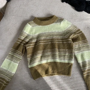 Stickad tröja  - Stickad tröja från monki som jag köpte förra hösten men använde aldrig! Storlek XS men passar även fler storlekar!  Fint material och sticks inte alls.