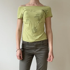 Dolce Gabana T-shirt  - Off the shoulder topp från Dolce Gabana. Super litet hål i ryggen. 