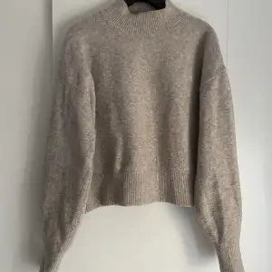 Beige stickad tröja från & other stories i storlek S. Köpte för 450 och säljer för 200🫐