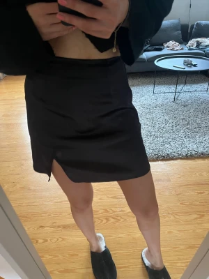 Svart kjol - Svart kjol i typ satin, knappt använd, storlek xs, från shein