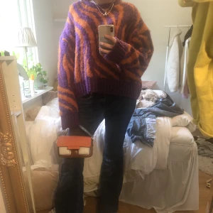 Stickad tröja  - Säljer denna skit coola stickade tröjan i zebra mönster 💗