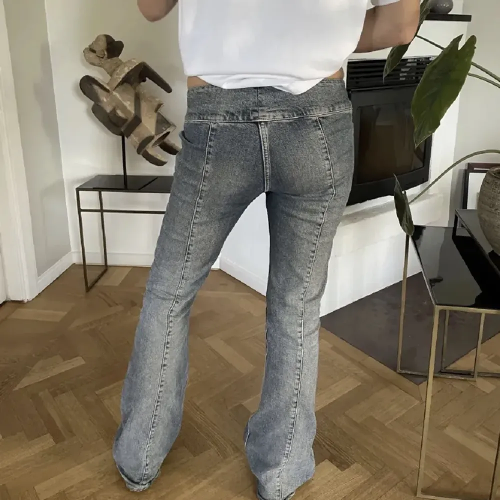 Jättesnygga weekday jeans, modell millenial, som inte går att köpa längre. Jättebra skick💘 De två första är lånade bilder! KÖP DIREKT FÖR 600!. Jeans & Byxor.
