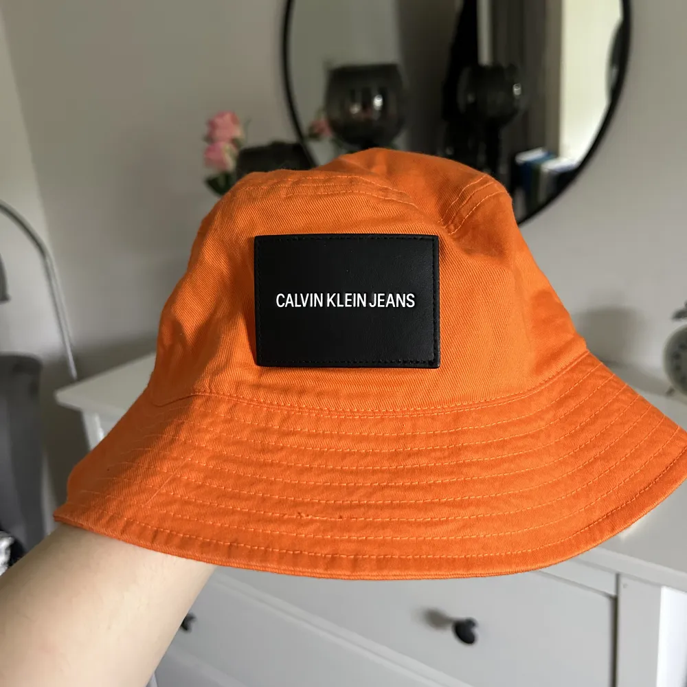 Fiskehatt från Calvin Klein! Supercool på sommaren men använder den lite för sällan så bättre om den kommer till användning hos någon annan!🧡 köpt för 500kr. Pris kan diskuteras. Övrigt.