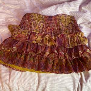 Säljer denna snygga zara kjol som inte längre säljs! Då den inte heller kommer till användning ❤️ storlek m är lite stor på mig som är 156 passar 13/14 tror jag🤍 jätte fint mönster köp direkt för 350