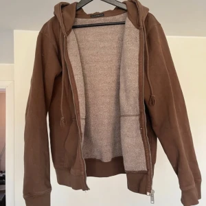 Zip-up hoodie  - Märke: Brandy Melville  Second hand köp: nej Färg/info om plagget: stor i storleken, M/L och sitter oversized på XS/S Ursprungligt pris: 450kr Mitt pris: 250kr Leverans: spårbar frakt med PostNord för 62kr eller upphämtning i Stockholm C/Södermalm