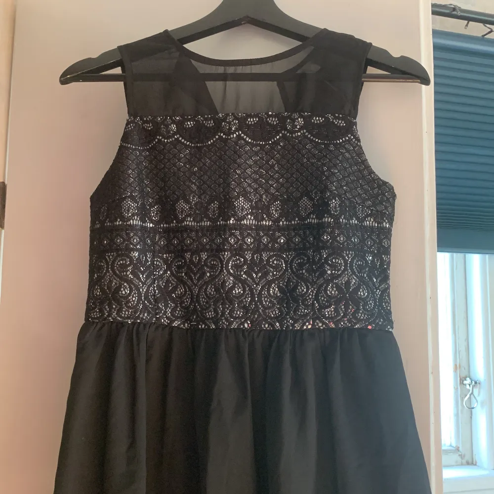 Lång svart klänning för KIDS i storlek 168 från Lindex. Klänningar.