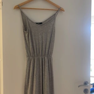 Lång klänning  - Fraktas eller hämtas i Tyresö.