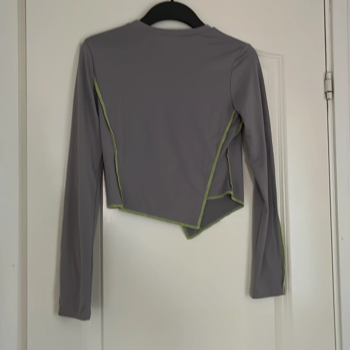 Långärmad topp med detaljer. - 91