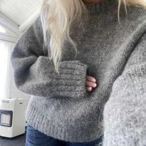Stickad tröja alpacka - Supermysig stickad tröja i ull och alpackkblandning. Ärmarna är stora, har vikt in muddarna på de två sista bilderna🥰perfekt nu till hösten😍(Kanppt använd)