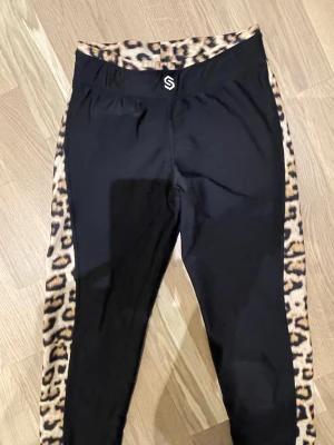 Stronger träningstights S - Storlek s Jätte fina och i nyskick  Från märket stronger Djur och rökfri hem 