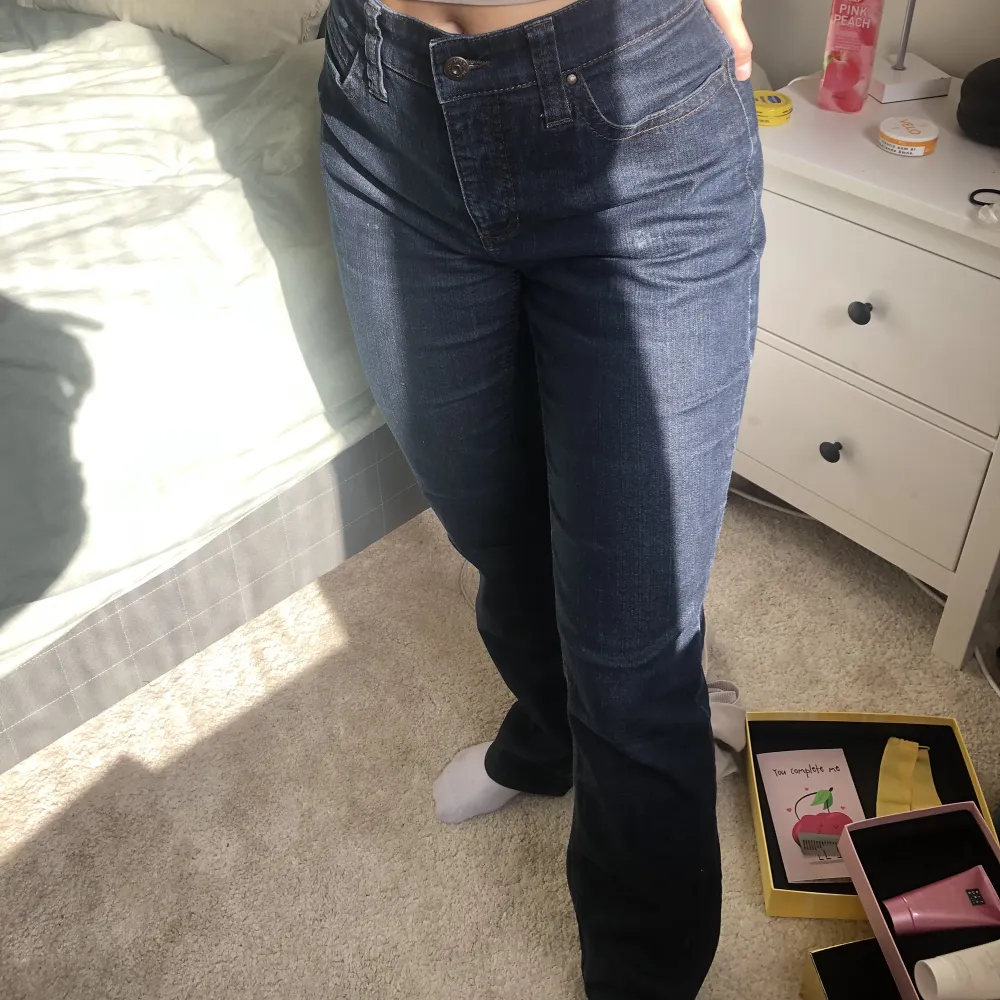 💙Fina jeans 💙Storlek M. Står på dem Size 42 / 34. Jeans & Byxor.