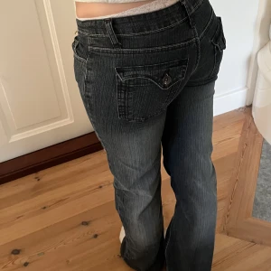 Lågmidjade jeans💕 - Midjemått-  40cm  (rätt över)  Inerbenslängd -84cm  Jag är 170 på bilderna! Inga defekter!  Du kan använda KÖP NU💕