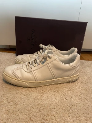 Valentino flycrew  - Säljer nu mina grymt snygga valentino skor. Stl 43,5 men passar 43,5-44,5. Alla nitar är kvar vilket inte är så vanligt på flycrews. Man får med låda vid köp. Tveka inte på att höra av er! 