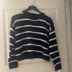 Tröja - Stickad tröja i storlek S. Aldrig använd 