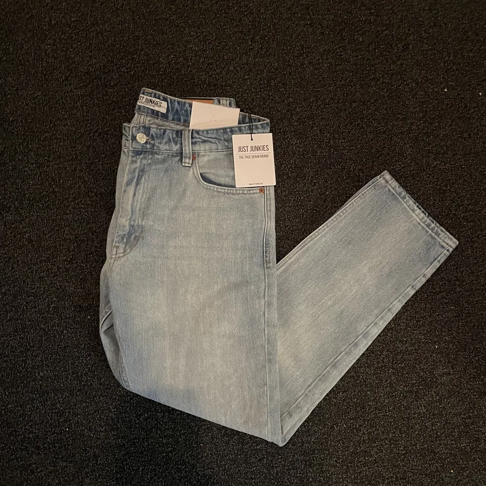 Säljer ett par helt nya jeans ifrån Just Junkies. Dom är aldrig använda och har alla tags kvar. Storlek W 33 L 33. Kom privat för fler bilder eller frågor!. Jeans & Byxor.