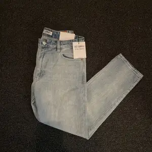 Säljer ett par helt nya jeans ifrån Just Junkies. Dom är aldrig använda och har alla tags kvar. Storlek W 33 L 33. Kom privat för fler bilder eller frågor!