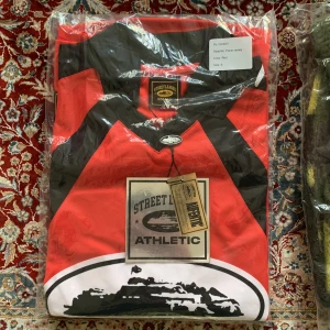 Corteiz -  Corteiz Alcatraz Jerseys är i M och S S: 1000kr  (på stockx kostar den 3250kr) M: 1000kr (på stockx koster den 2000kr)  Mohair knit vest i M: 1000kr (på stockx kostar den 2700kr) Priserna är diskuterbara och om det är något är det bara att fråga 