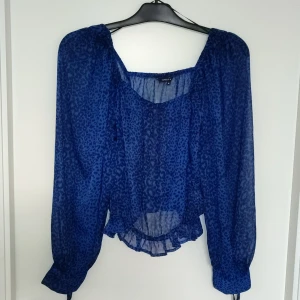 Blå Blus - En mörkblå blus som är knappt använd.