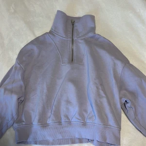  violfärjad  tröja  -  två lite grövre fläckar som inte går bort 