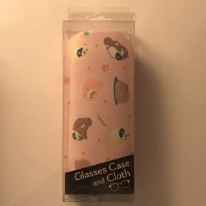 Glasögonfodral - Glasögonfodral med jätte söta hundar på, pluss en duk som man kan torka glasögonen med. Helt nytt och oanvända.
