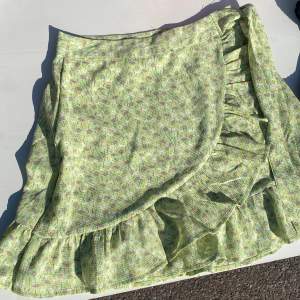 Grön jättesöt kjol med knytning och volanger Aldrig använd. Storlek S