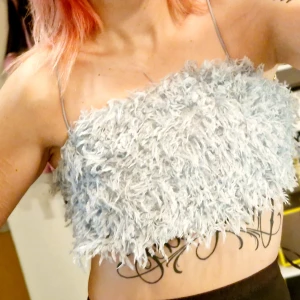 Blå fluffig päls/fjäder crop top från ZARA Storlek XS - kawaii - Blå päls/fjäder crop top från ZARA. Storlek XS. Dragkedja i sidan. Fint skick, har en svag brun-utan-sol fläck på insidan. Använd gärna köp-knappen 💖💖💖