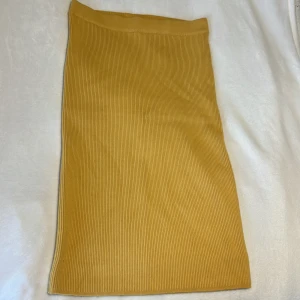 Kjol - Senaps gul kjol jätte skönt matrial aldrig använd 