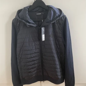 J.Lindeberg cardigan  - Säljer en J.Lindeberg cardigan som är helt ny! Tgsen sitter kvar! Storlek M. Hör gärna av dig om du har frågor!