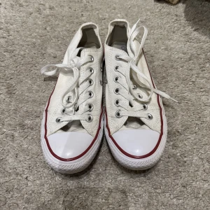 Converse  - Vita Converse i jättefint skick. Inga synliga repor eller defekter. Använda några få gånger vilket man ser på undersidan. 
