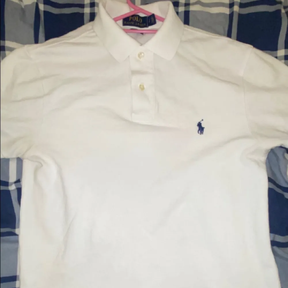 Polo Ralph Lauren Piké köpt på Zalando för 1075kr,pris går att diskutera Säljer då den inte passade och ej går att lämna tillbaka Aldrig använd . T-shirts.