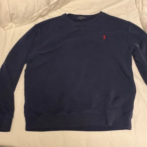 Ralph lauren sweatshirt - Blå Ralph Lauren sweatshirt. Passar som storlek S och M