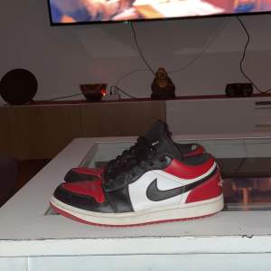 Jordan 1 low, stl 44. Har använt den ofta men tänker sälja dem nu pågrund av att dem blev för små. Skriv för pris