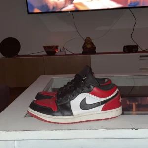 Jordan 1 low - Jordan 1 low, stl 44. Har använt den ofta men tänker sälja dem nu pågrund av att dem blev för små. Skriv för pris
