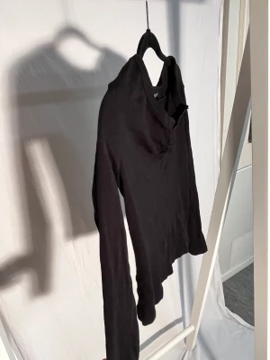 V neck med knappar - As snygg bomulls-tröja med knappar. Sitter snyggt i passform. Tidlös samt passa till typ allt!