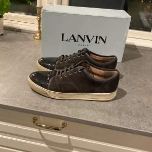 Hej, säljer nu dessa fina Lanvins i färgen dark grey. Skorna är i skick 8/10. Dom har en defekt som du kan se på bilderna. Box o extra skosnören ingår! För mer frågor kring skorna är det bara att kontakta mig! Mvh Hannes