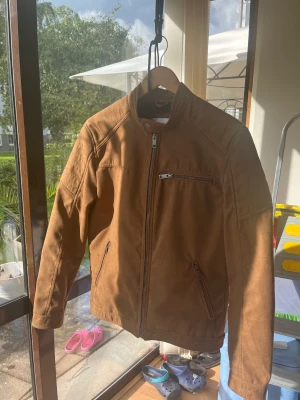 Jack n jones - Knappt använd och i perfekt skick, håller värme inne under kalla dagar och vinden ute. Perfekt vår jacka men funkar under vintern med en lång armad på sig